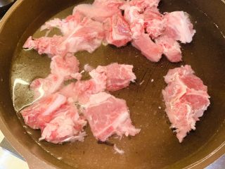 3、白萝卜排骨汤,排骨洗干净焯水捞出备用