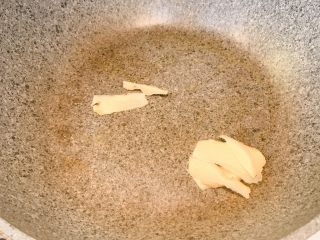 4、白萝卜排骨汤,冷锅热油，放入姜片翻炒出味