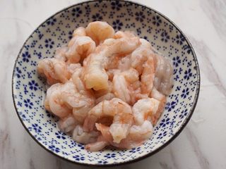 1、酸椒煮虾球,3.将去除虾线的虾仁清洗干净待用