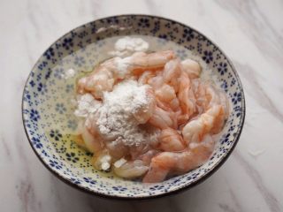2、酸椒煮虾球,4.将鸡蛋分离蛋清和蛋黄，将蛋清、淀粉放入虾仁中搅拌均匀，使虾仁表面裹一层薄薄的粉糊，撒适量盐调味