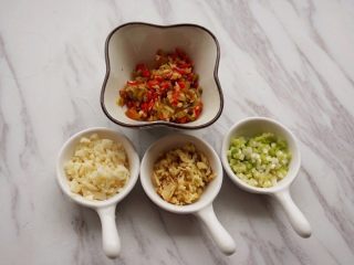 3、酸椒煮虾球,7.将泡椒切碎，大蒜、老姜切成米；葱切成花