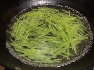 4、酸椒煮虾球,8.锅内倒入清水下入切好的莴笋丝焯熟捞出放入碗中垫底