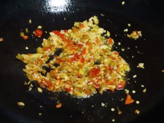 5、酸椒煮虾球,9.锅内倒油烧热，将泡椒、姜米、蒜米下入锅中炒香