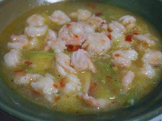 7、酸椒煮虾球,12.将煮熟的虾球捞出放入垫底的莴笋上，滴上几滴香油，撒上葱花即可食用