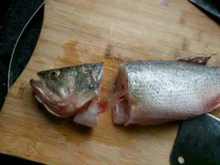 2、自创【清蒸开屏鲈鱼】,鲈鱼买回来就是杀好的，洗干净把鱼头切下来。