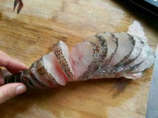 3、自创【清蒸开屏鲈鱼】,把鱼身切成块不要切断开。