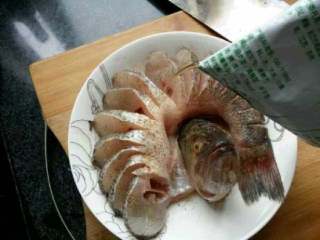 6、自创【清蒸开屏鲈鱼】,在加入适量料酒（我腌制了半个小时）。