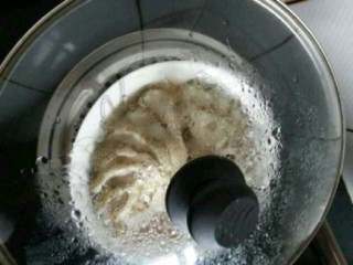 7、自创【清蒸开屏鲈鱼】,锅里烧水把鱼放进去开始蒸，大概蒸10多分钟就可以了，蒸好闷3分钟在打开盖子。