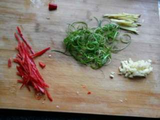 9、自创【清蒸开屏鲈鱼】,葱切长丝，葱白切段，辣椒以切丝，姜切粒。