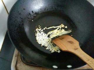 11、自创【清蒸开屏鲈鱼】,在放入葱白和姜爆香。