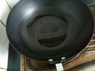 10、自创【清蒸开屏鲈鱼】,锅里放适量油。