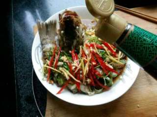 13、自创【清蒸开屏鲈鱼】,最后在淋上蒸鱼豉油就可以开吃了。