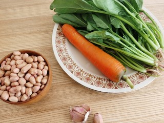 1、菠菜拌花生米,准备所需要的食材。