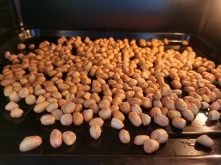 5、菠菜拌花生米, 花生米用清水冲一下，放入烤箱150度上下火烤30分钟。
