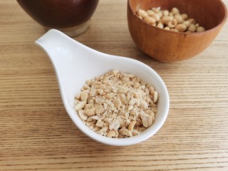 7、菠菜拌花生米,花生米捣成这种有颗粒状的就可以，不用捣得太碎了。