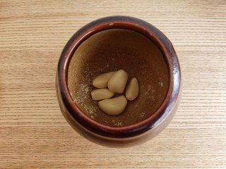 8、菠菜拌花生米,将大蒜也放入蒜臼中，捣成蒜泥。