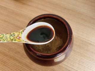 9、菠菜拌花生米,加入一勺生抽，一勺半米醋。