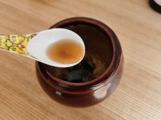 11、菠菜拌花生米,加入一勺芝麻油。