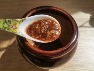 12、菠菜拌花生米,把蒜泥和调料搅拌均匀。