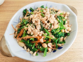 15、菠菜拌花生米,最后将拌匀的菠菜放入盘中，在最上面撒上花生碎。