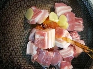 1、红烧肉,切好的五花肉凉水下锅加姜片，料酒焯水