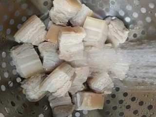 2、红烧肉,捞出洗净控水