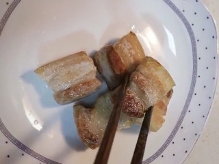 4、红烧肉,然后捞出备用