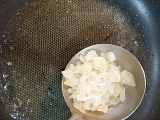 5、红烧肉,锅中留油加冰糖