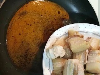 6、红烧肉,炒至枣红色，下入五花肉翻炒上色