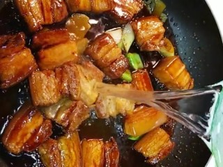 8、红烧肉,再加生抽，老抽，盐，适量清水没过五花肉多点