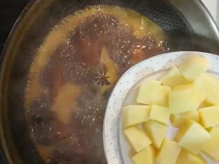 10、红烧肉,然后放入土豆再炖十分钟