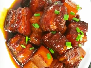12、红烧肉,撒上葱花