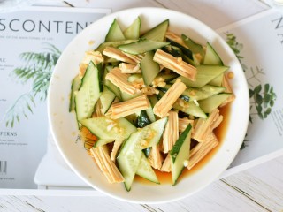 1、凉拌腐竹黄瓜,夏天的爽口菜