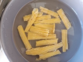 2、凉拌腐竹黄瓜,腐竹折成小段，提早用冷水泡发。