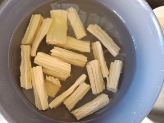 3、凉拌腐竹黄瓜,泡发好的腐竹变大变散。 