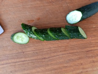 4、凉拌腐竹黄瓜,准备一个黄瓜洗净，斜切3cm左右的小段儿。