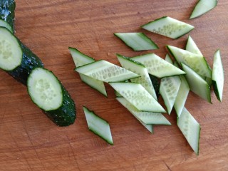 5、凉拌腐竹黄瓜,再将每一个段平放起来切2mm左右的薄片，切出来正好是菱形状的