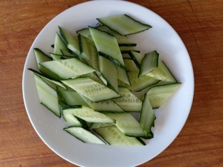 6、凉拌腐竹黄瓜,全部切好了装盘子备用。菱形的黄瓜片看起来是不是很有食欲？