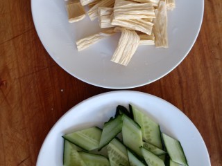 7、凉拌腐竹黄瓜,这道菜做起来非常的简单，主材料只用到那腐竹和黄瓜。