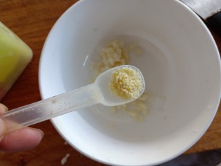 11、凉拌腐竹黄瓜,加入一点点鸡精