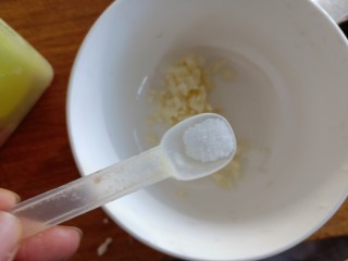 10、凉拌腐竹黄瓜,加入少许的盐。