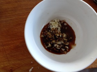 12、凉拌腐竹黄瓜,加入两小勺的海鲜酱油。或者是生抽。