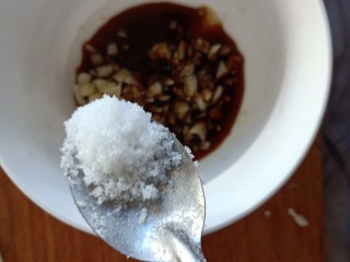 14、凉拌腐竹黄瓜,加一点点白糖提升黄瓜的脆味。