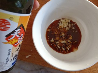 15、凉拌腐竹黄瓜,加入一点点的醋。吃起来会比较爽口。但是醋千万不要倒的多了。