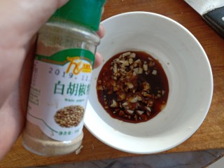 16、凉拌腐竹黄瓜,加入一点点白胡椒粉。