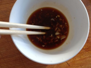 17、凉拌腐竹黄瓜,然后用筷子搅料汁搅均