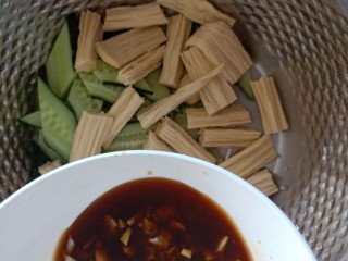 18、凉拌腐竹黄瓜,将料汁倒入盛有腐竹和黄瓜片的容器中搅拌均匀即可