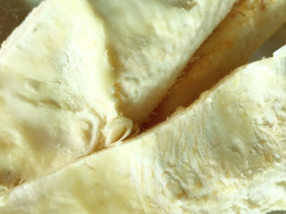 4、榴莲炖鸡,不怕，将榴莲壳上的白色瓤也切下来