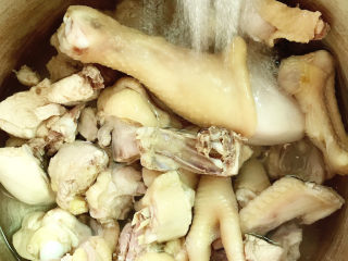 9、榴莲炖鸡,换水冲洗干净