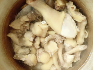 10、榴莲炖鸡,加入清水